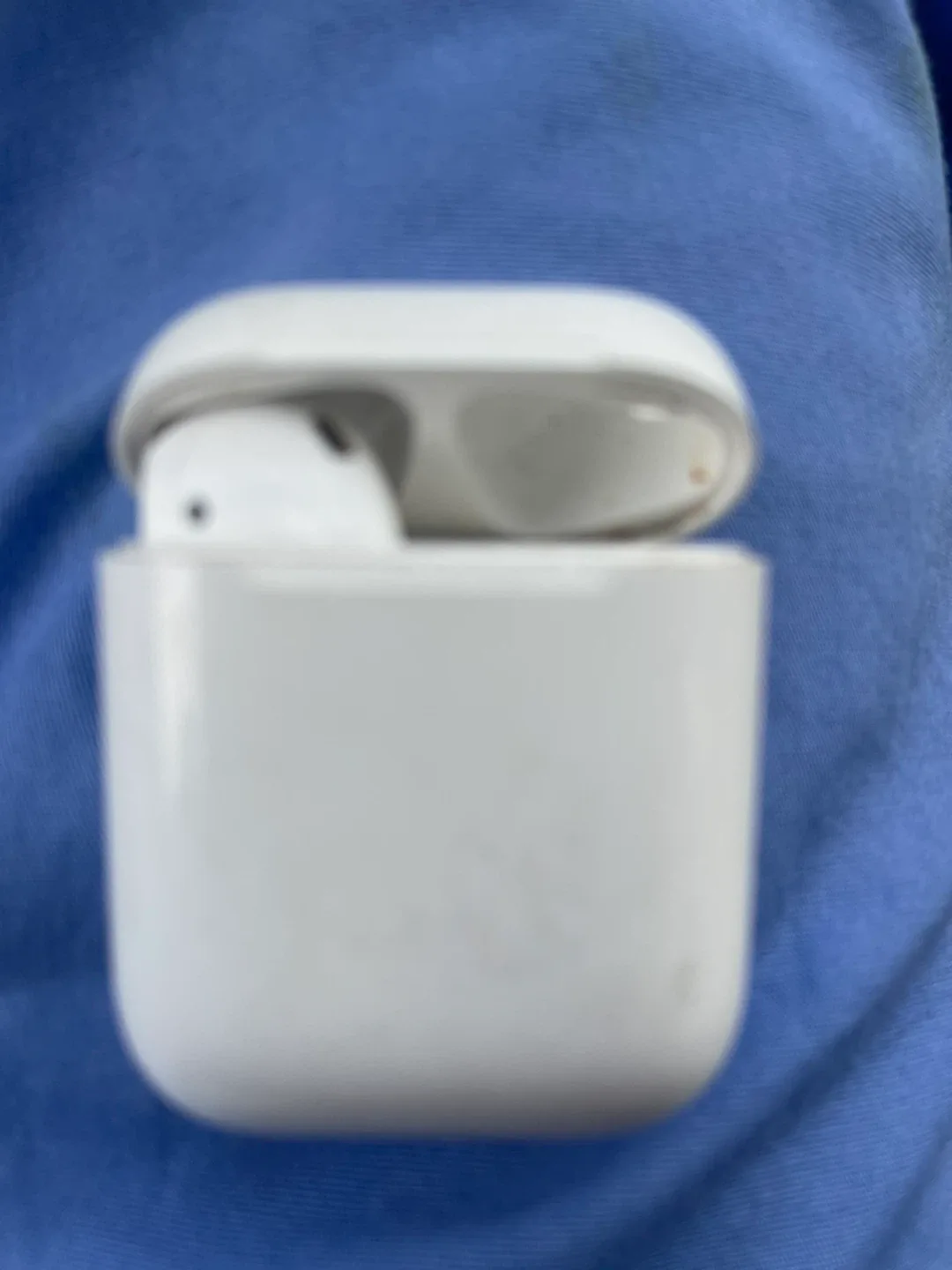 Apple AirPods with Charging Case image indicator(3)
