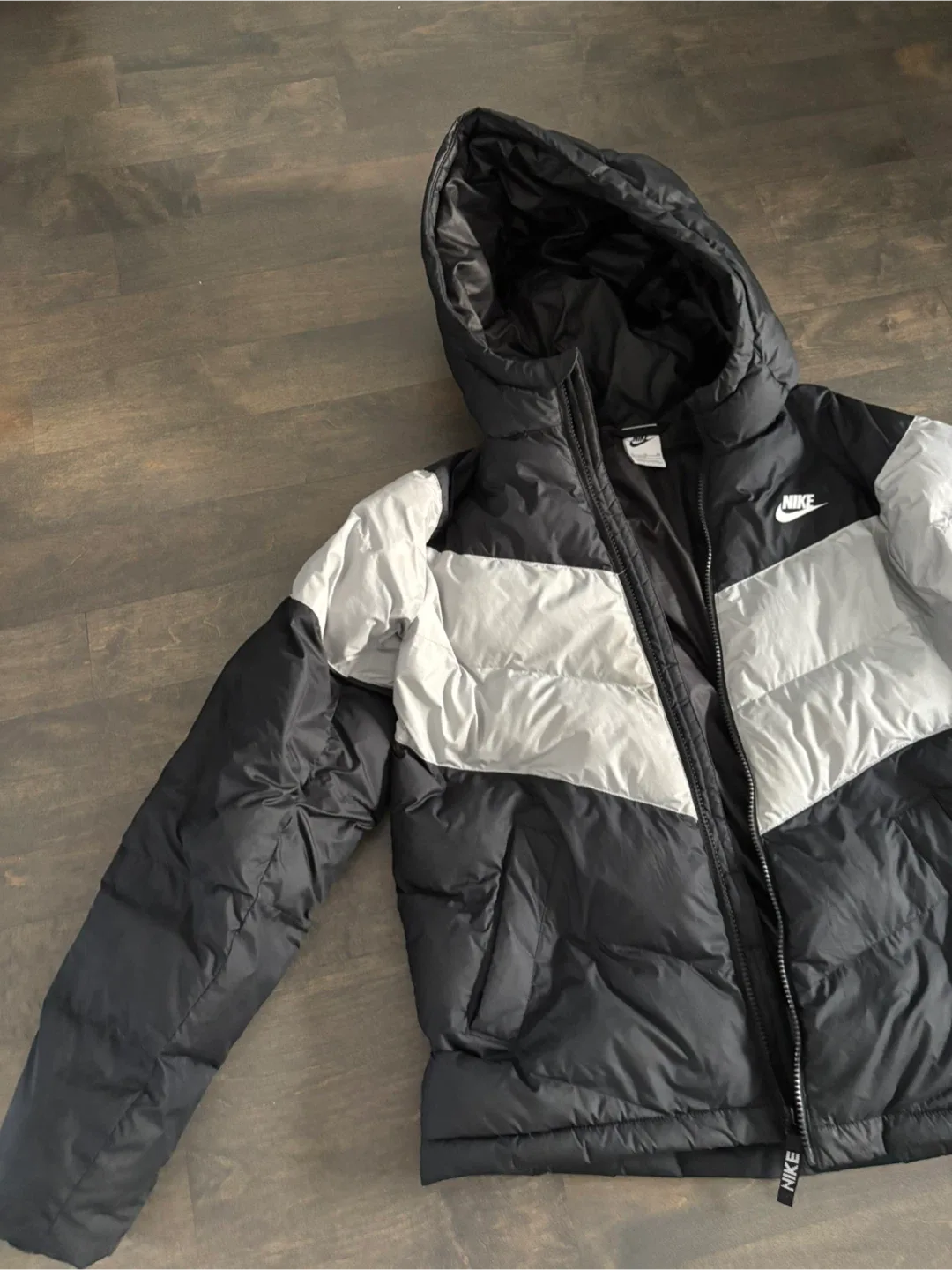 Youth Nike puffer coat - size XL image indicator(3)