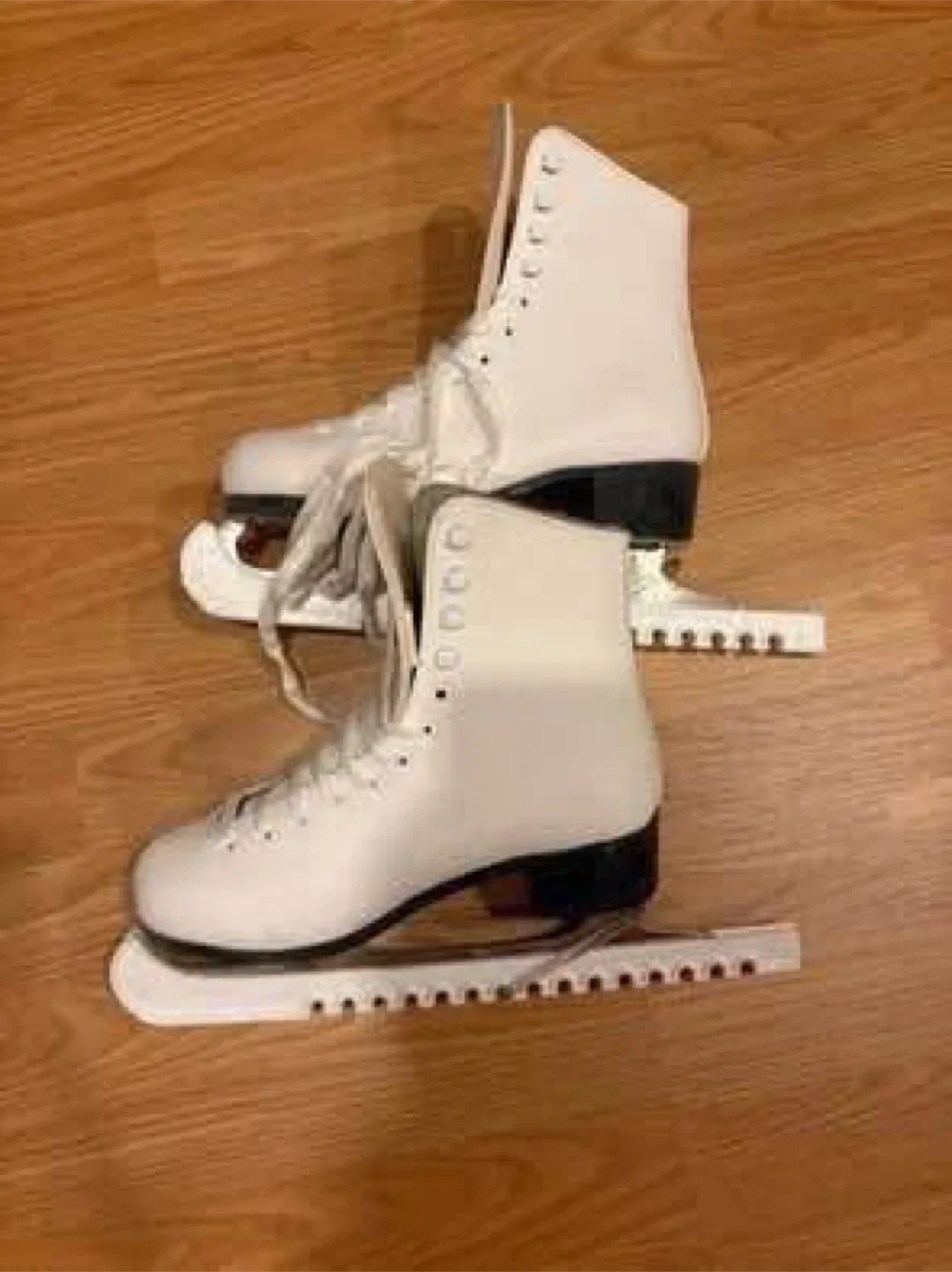 Ice skates with skate guards (Size 7)(In okay condition) thumbnail