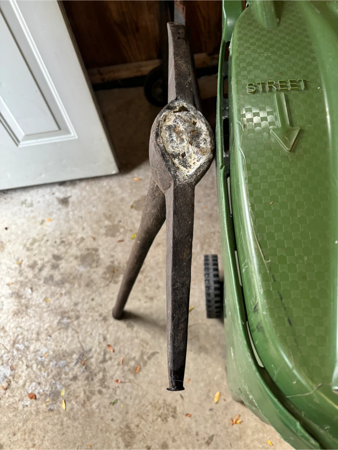 Antique Iron Pick Axe ! - photo 5