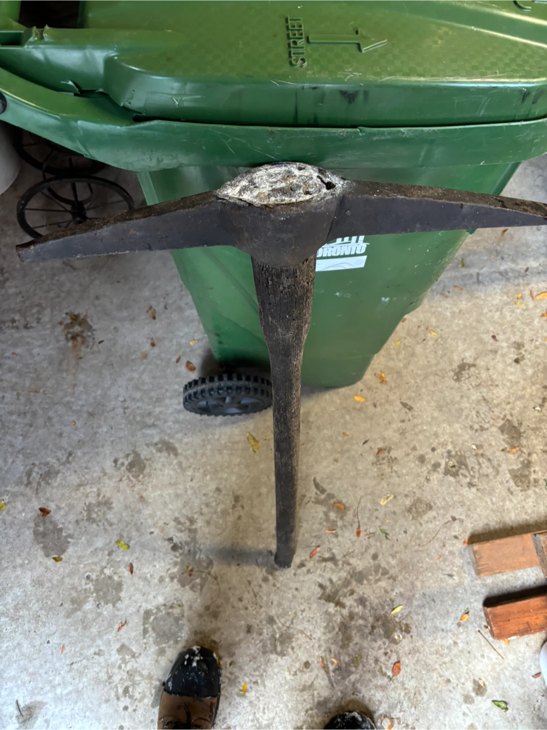 Antique Iron Pick Axe ! - photo 2