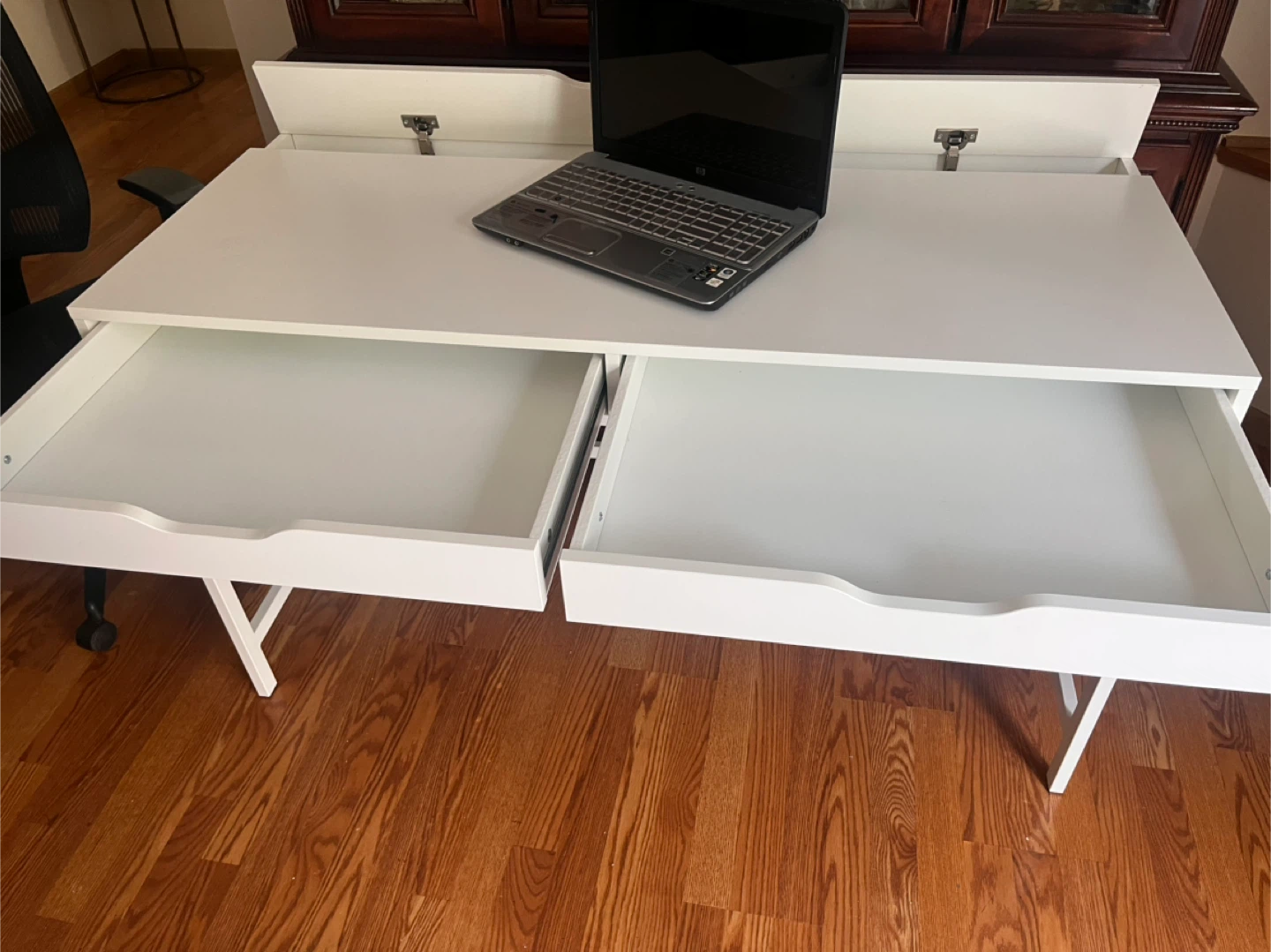 White Desk & Black Office Chair - photo 3