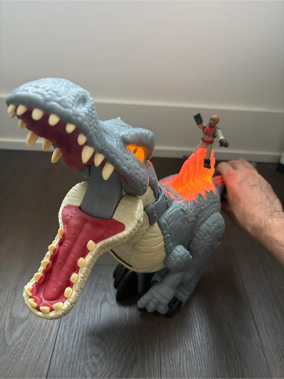 Mattel  Roaring Flashing dinasaur HML41 image indicator(6)