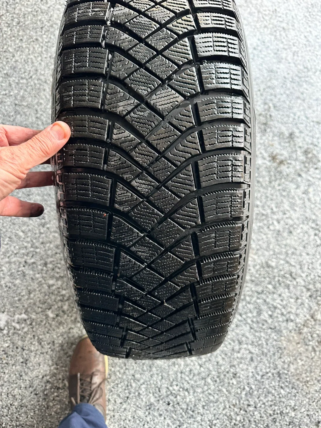 Pirelli Ice Zero FR 225/50 R17 Winter Tire image indicator(2)