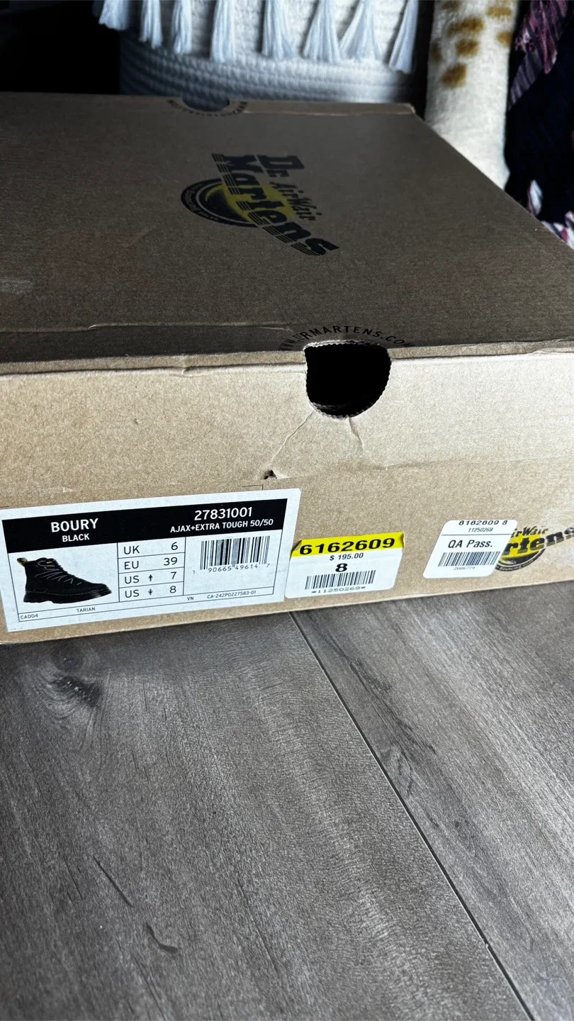 Dr. Martens  Boury Leather  Boots (BNIB) Unisex (Women’s 8/Mens image indicator(10)