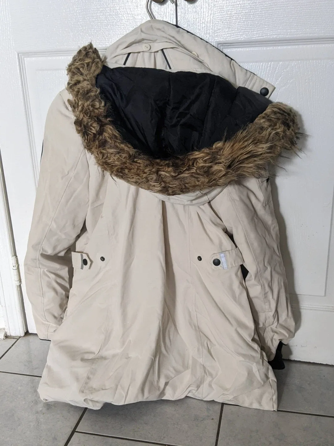 White Winter Parka - Size M image indicator(3)