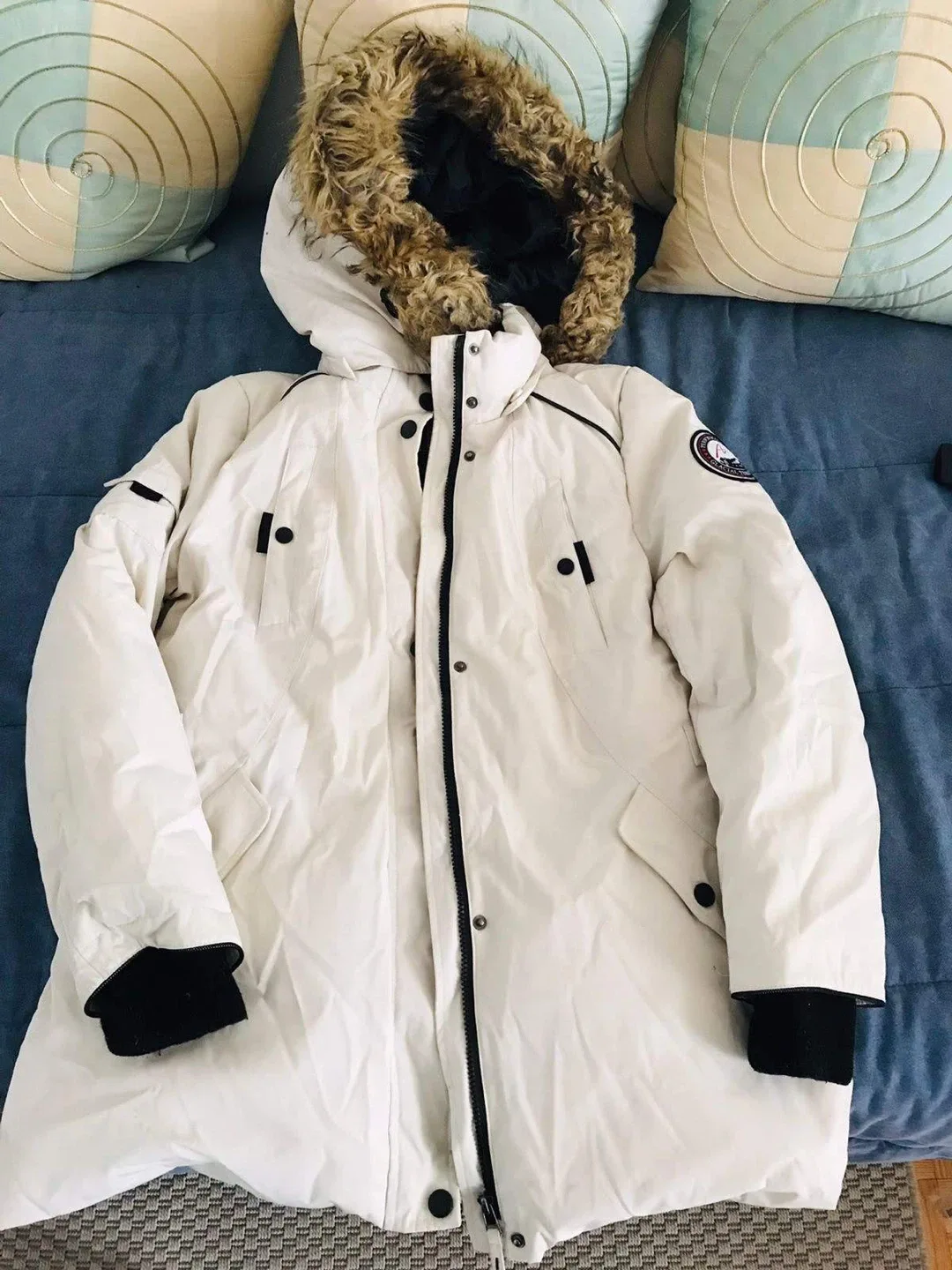 White Winter Parka - Size M image indicator(2)