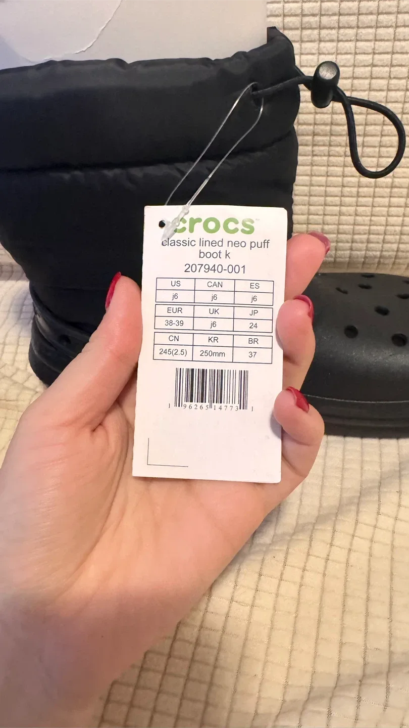 New Crocs Classic Lined Neo Puff Boot K - Size J6 image indicator(3)