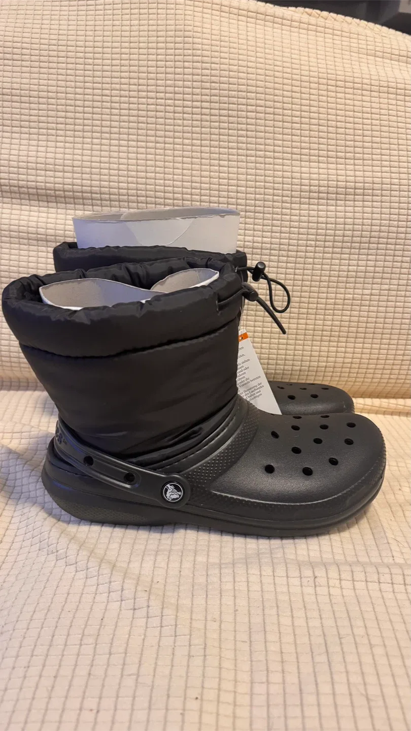 New Crocs Classic Lined Neo Puff Boot K - Size J6 image indicator(2)