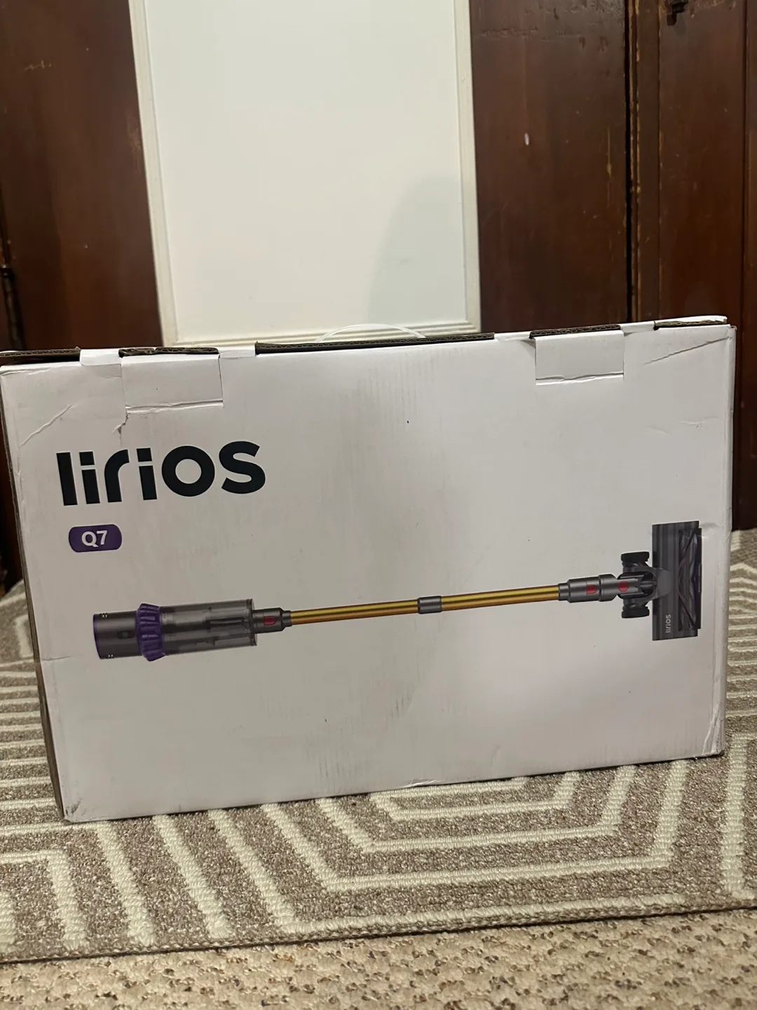 lirios Q7 Vacuum Cleaner - Like New! thumbnail