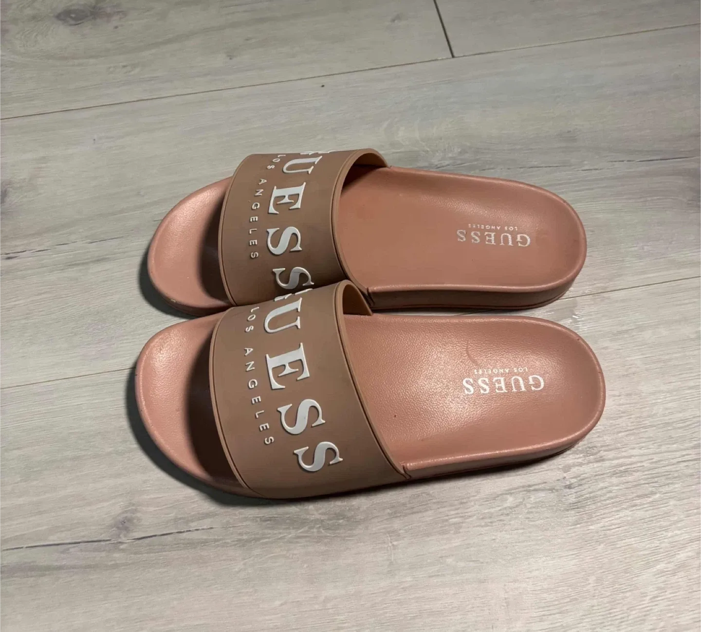 Cute Pink Guess Los Angeles Slides Size 7 image indicator(2)