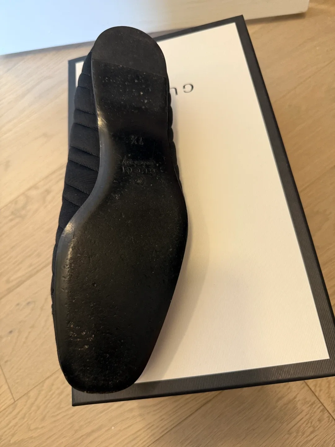 Men’s Gucci Black Quilted Bee Embroidered Loafers, Size 7.5 image indicator(3)