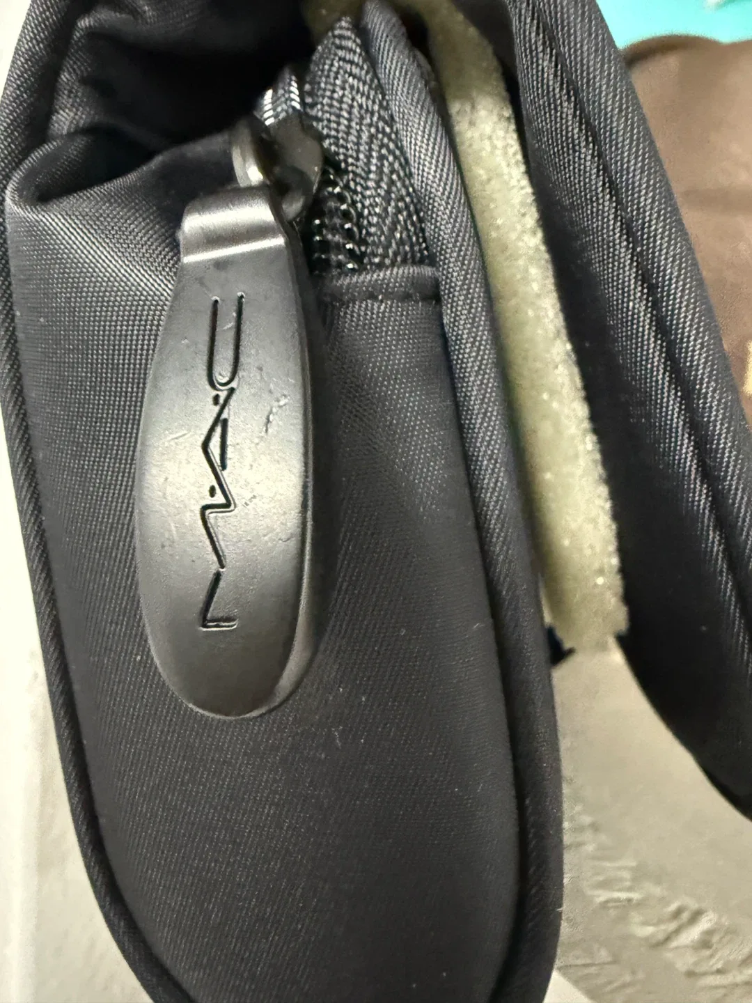 MAC Black Makeup Brush bag image indicator(2)