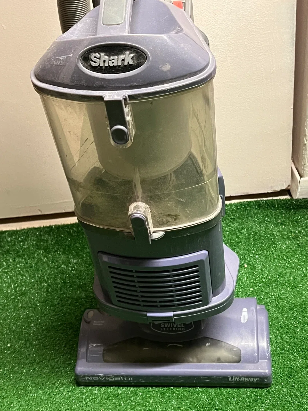 Shark Navigator Lift-Away Vacuum image indicator(3)