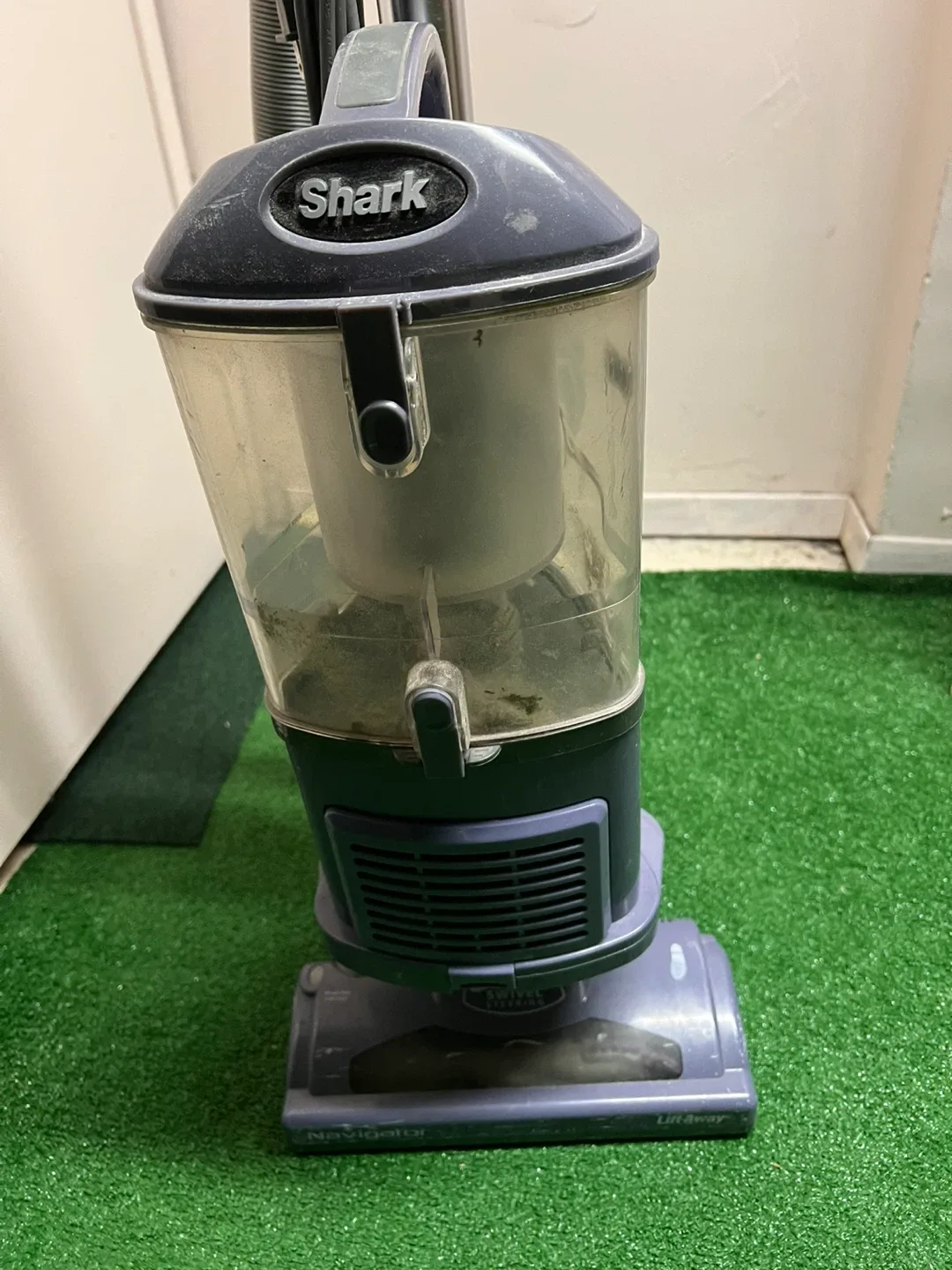 Shark Navigator Lift-Away Vacuum image indicator(2)