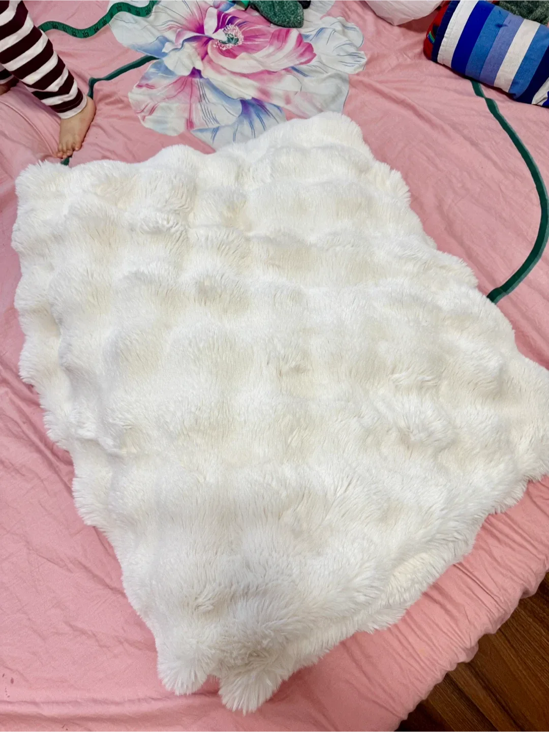 Brand new White Faux Fur Throw Blanket from Costco image indicator(2)