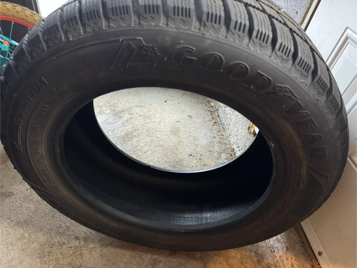 Goodyear WinterCommand Tire 215/55R16 image indicator(5)