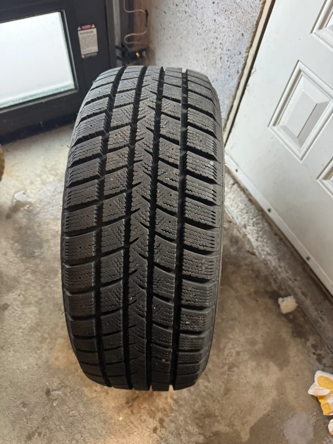 Goodyear WinterCommand Tire 215/55R16 image indicator(2)