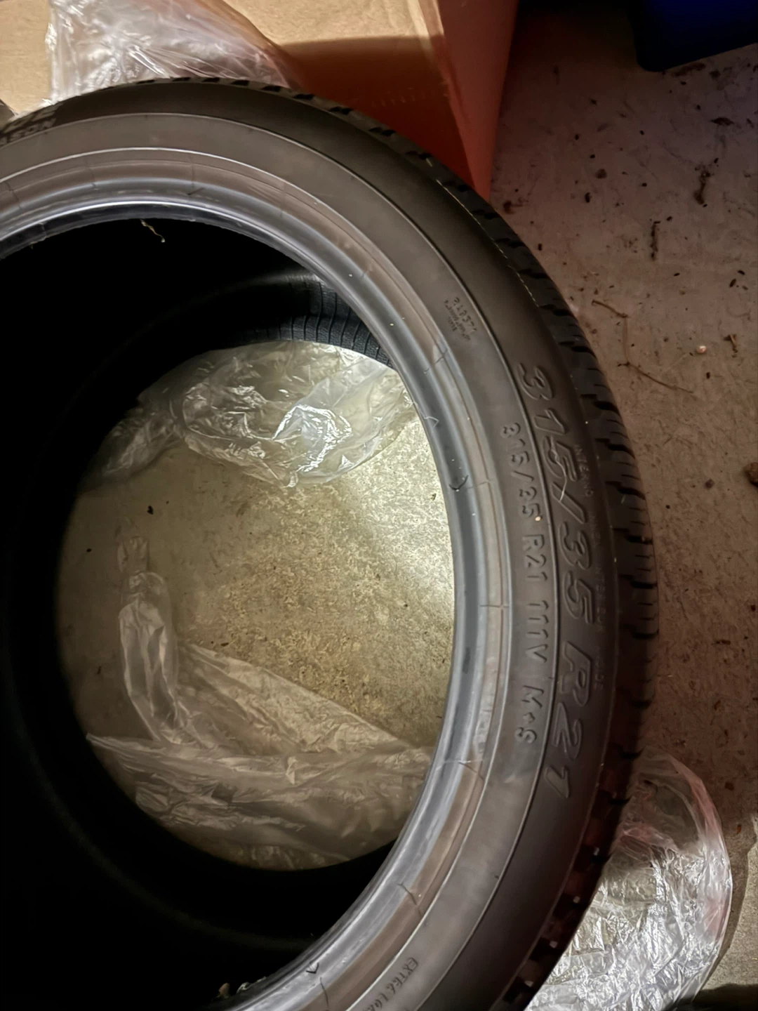 Pirelli Tires 315/35R21 , Only 25,000 km - photo 4