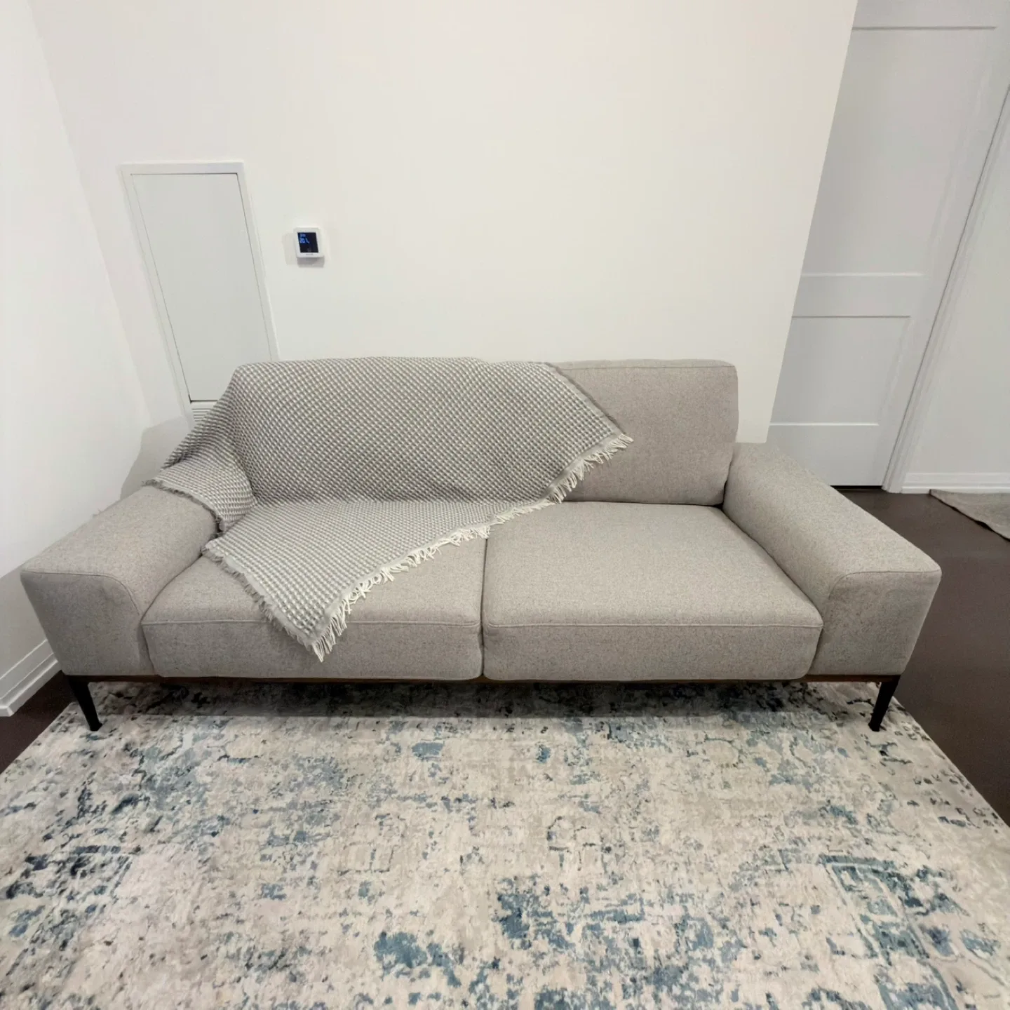 Preston Sofa image indicator(5)