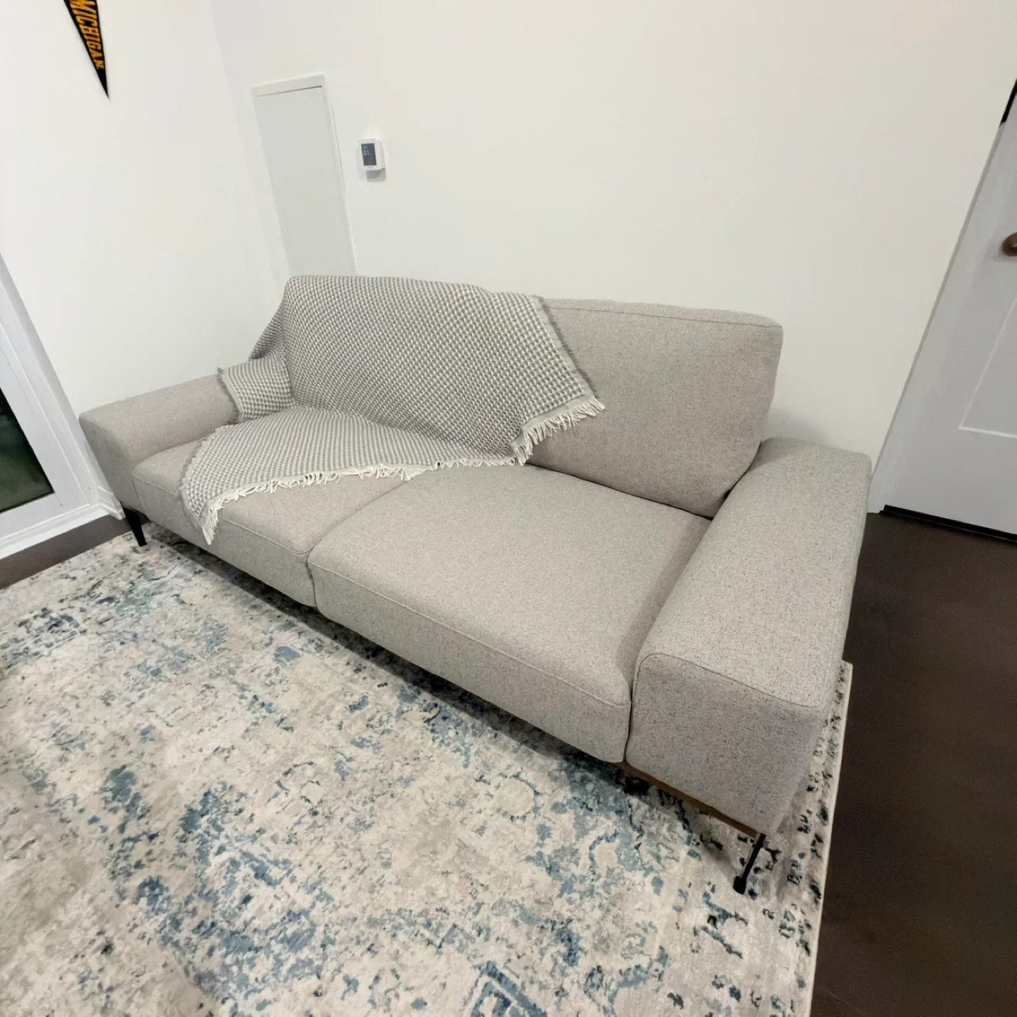 Preston Sofa image indicator(2)