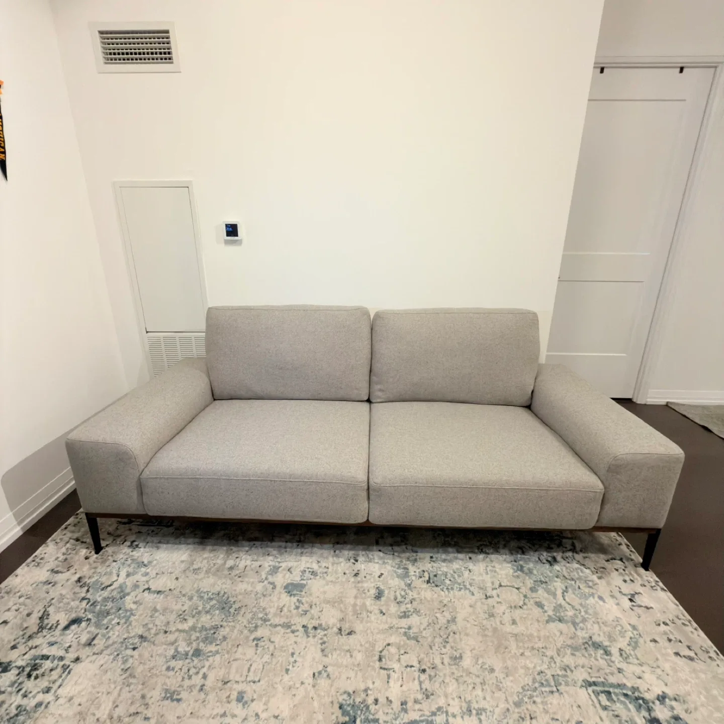 Preston Sofa image indicator(3)