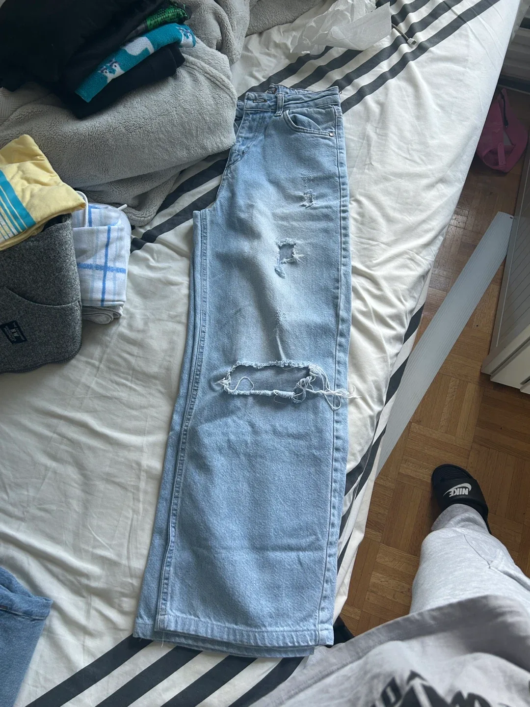 Happy Pink Ripped Jeans - Size M image indicator(3)