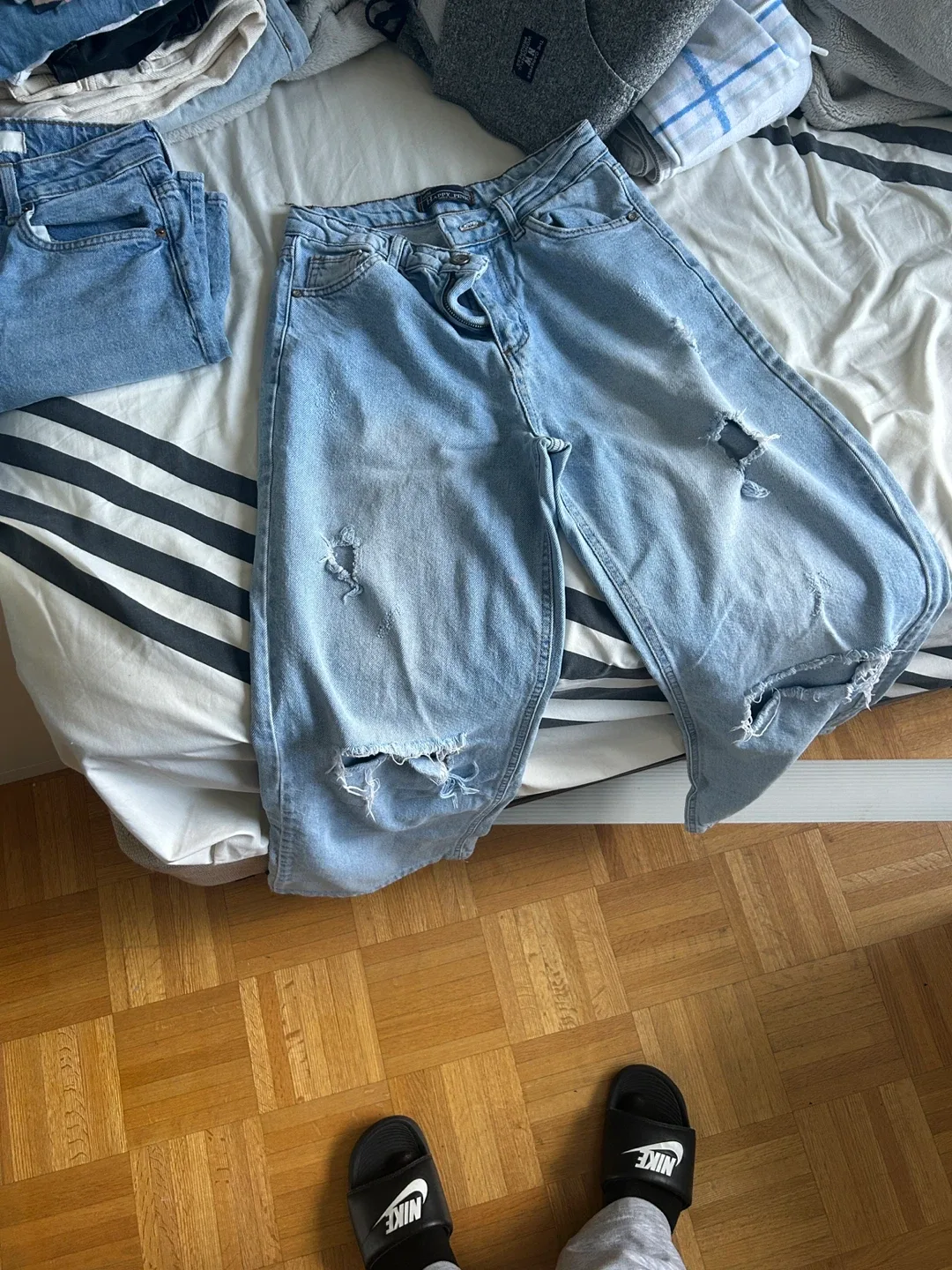 Happy Pink Ripped Jeans - Size M image indicator(2)