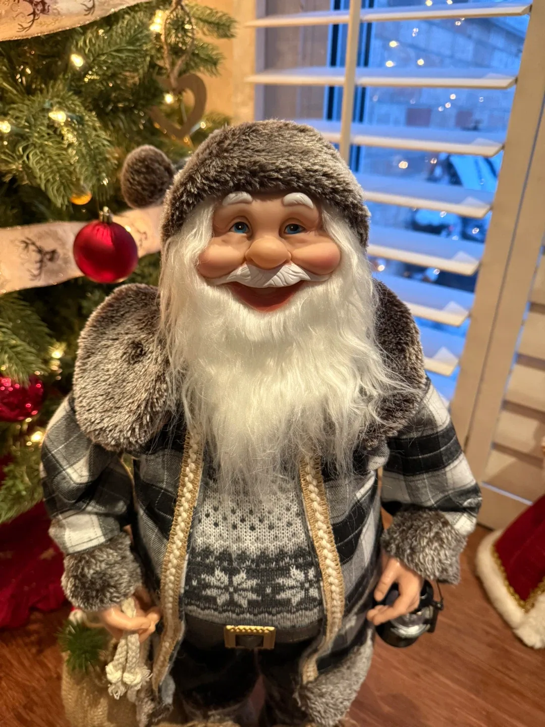 Brand New Santa Claus Figurine image indicator(2)