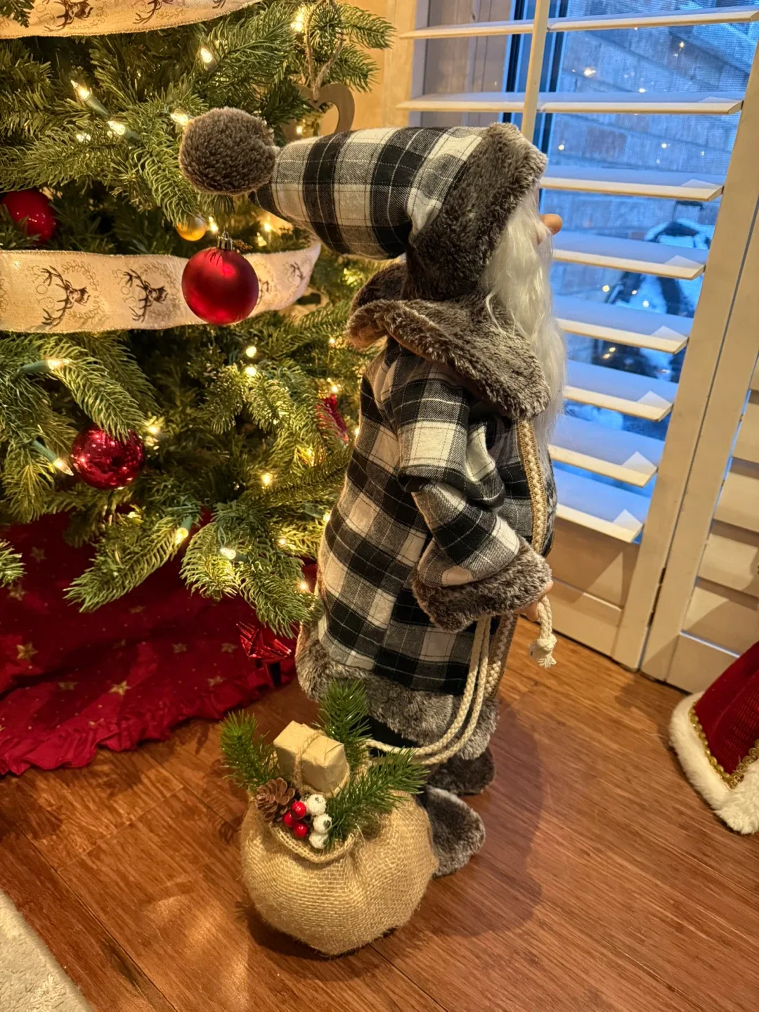 Brand New Santa Claus Figurine image indicator(4)