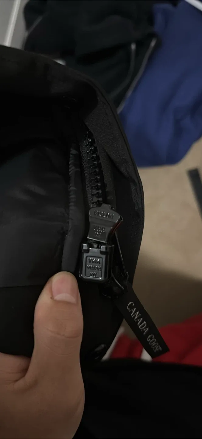 Canada goose bomber jacket image indicator(6)