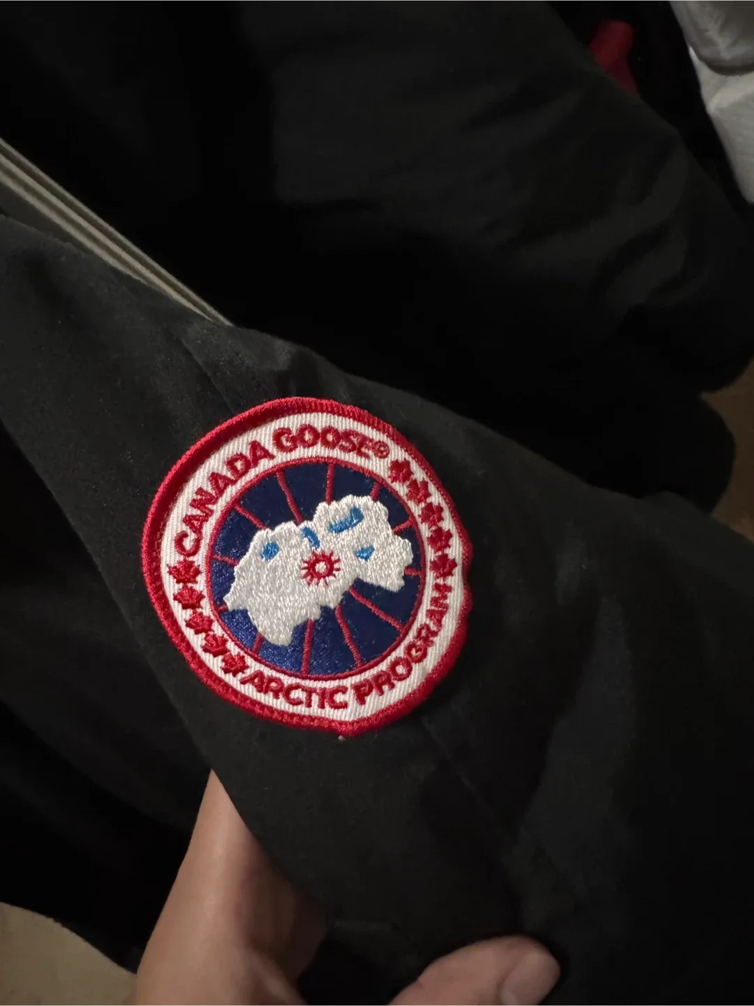 Canada goose bomber jacket image indicator(2)
