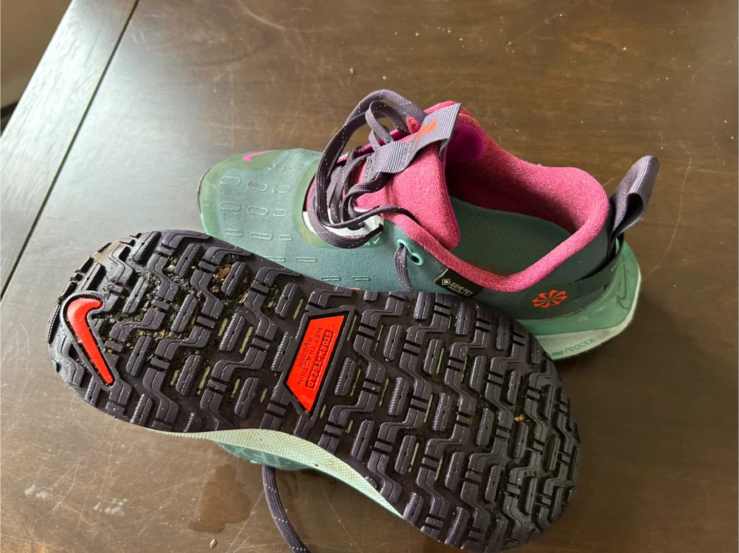 Women’s Nike athletic runners image indicator(2)