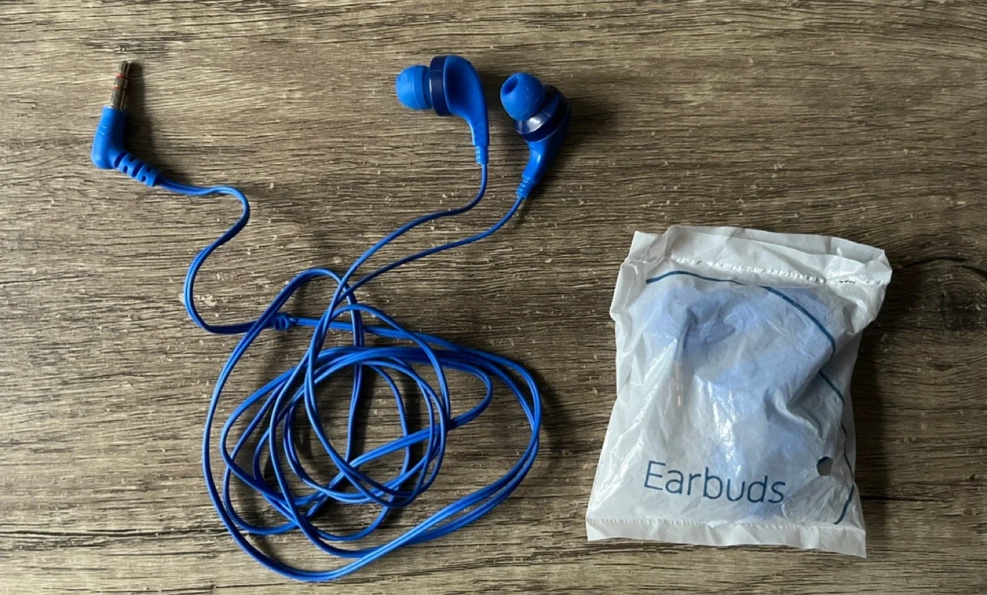 Earbuds / Earphones