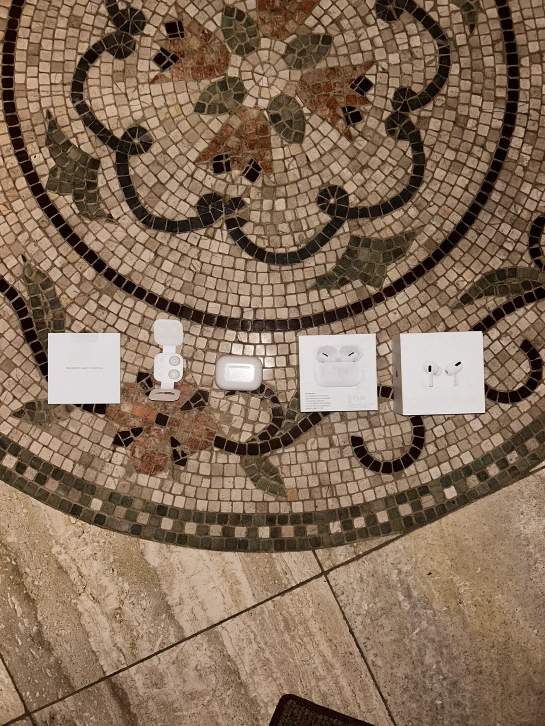 Apple AirPods Pro (with Box + Extra Ear Tips) image indicator(2)