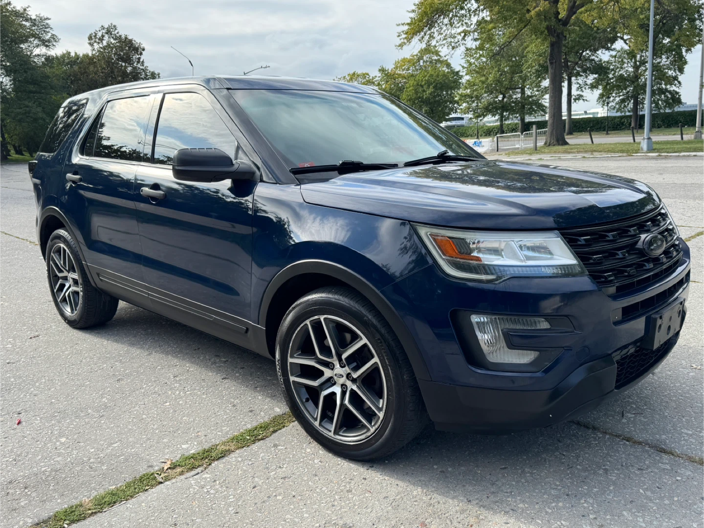 Ford Explorer - Blue SUV - photo 5