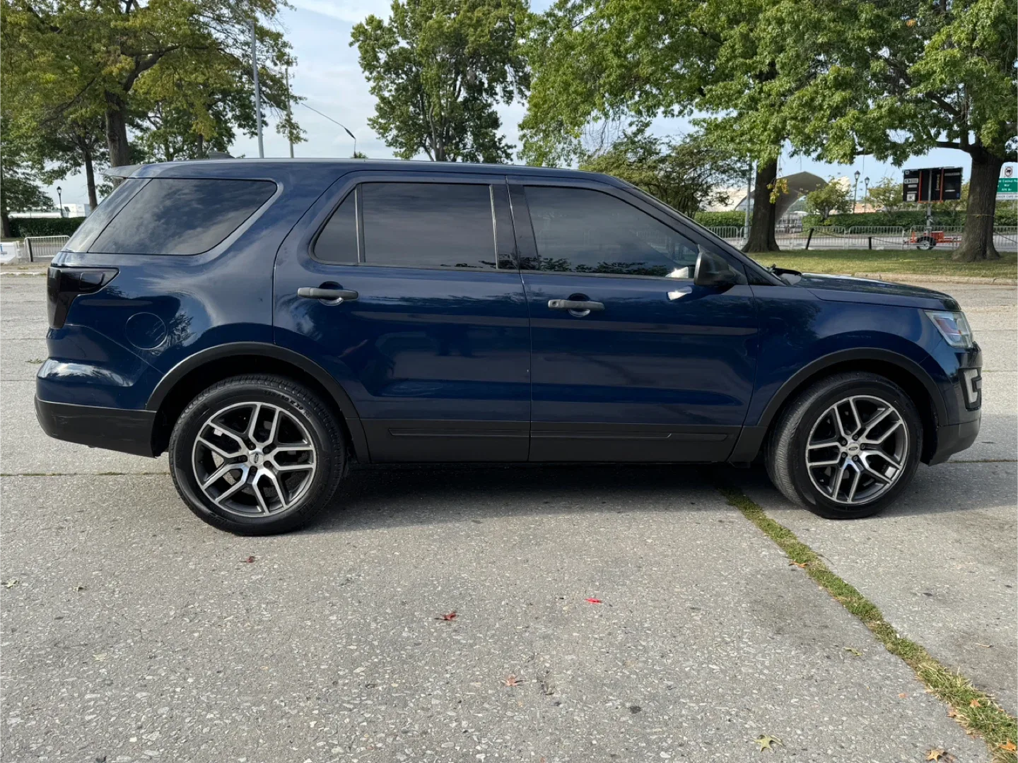 Ford Explorer - Blue SUV image indicator(6)