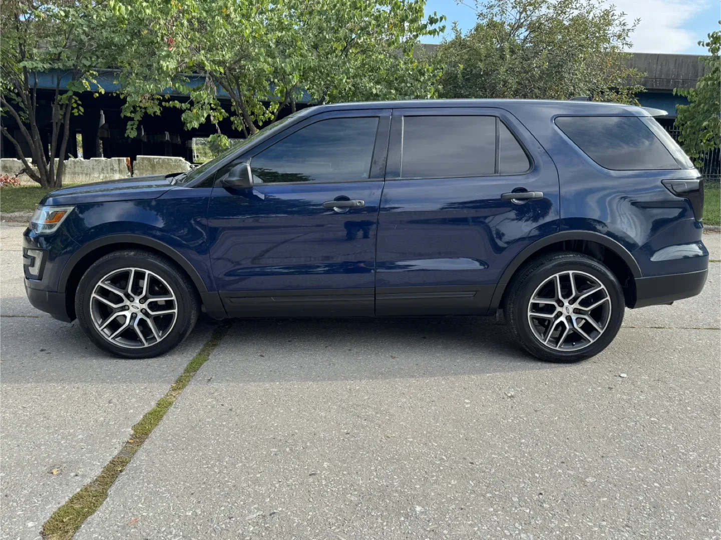 Ford Explorer - Blue SUV image indicator(8)