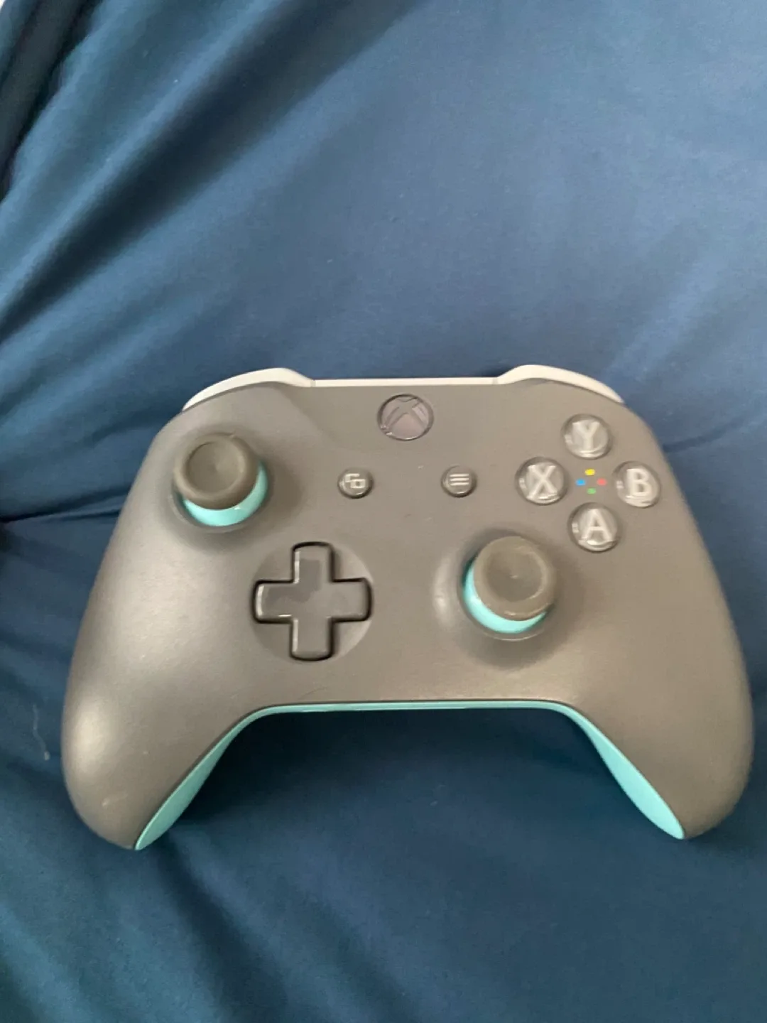 🎮 Xbox One S (1TB) — Disc-less Edition image indicator(4)