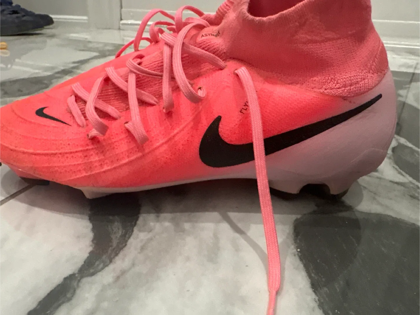 Nike Phantom Luna Pink Soccer Cleats (size 8.5) image indicator(2)