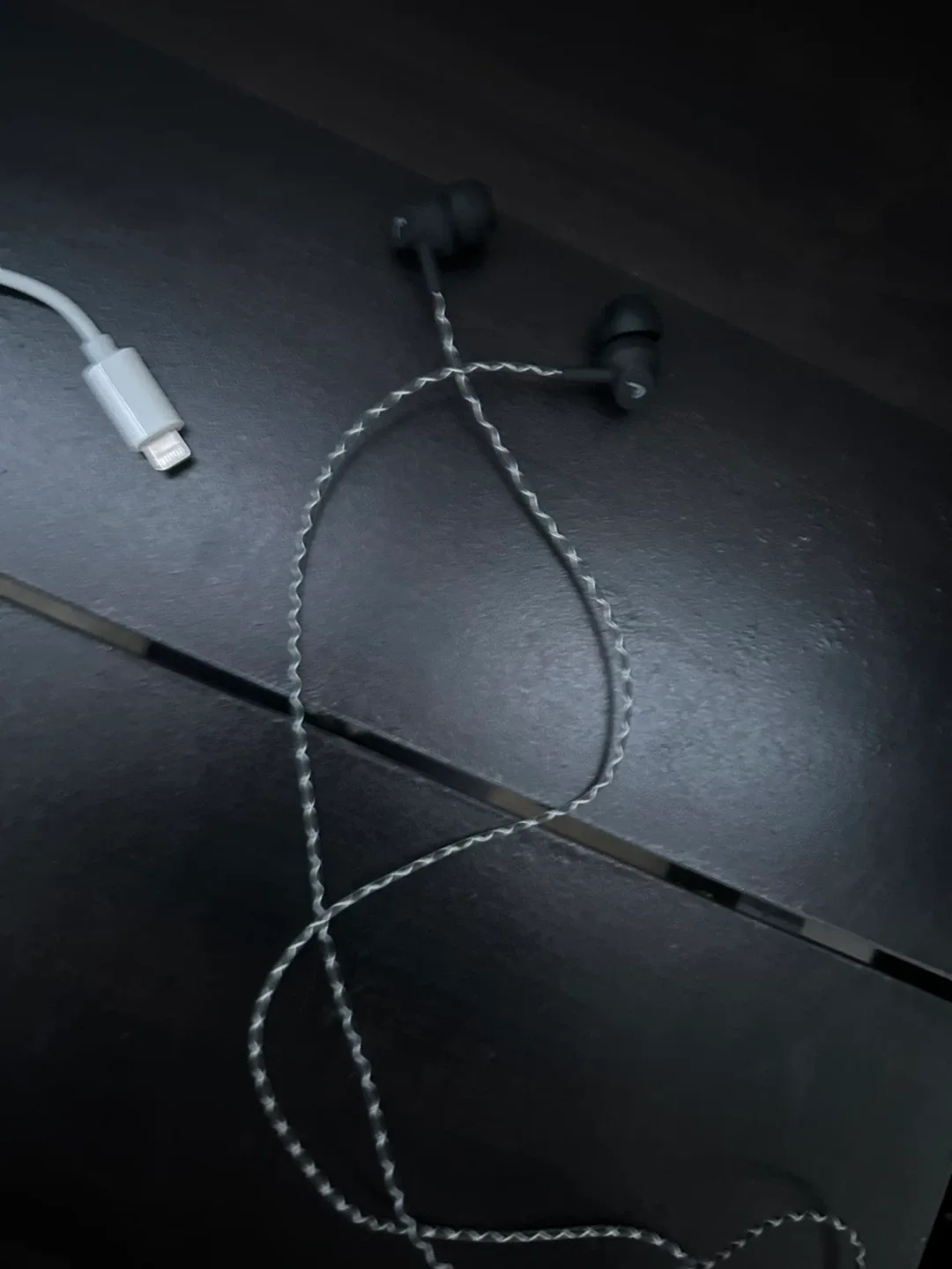 Apple Lightning to 3.5 mm Headphone Jack Adapter image indicator(3)