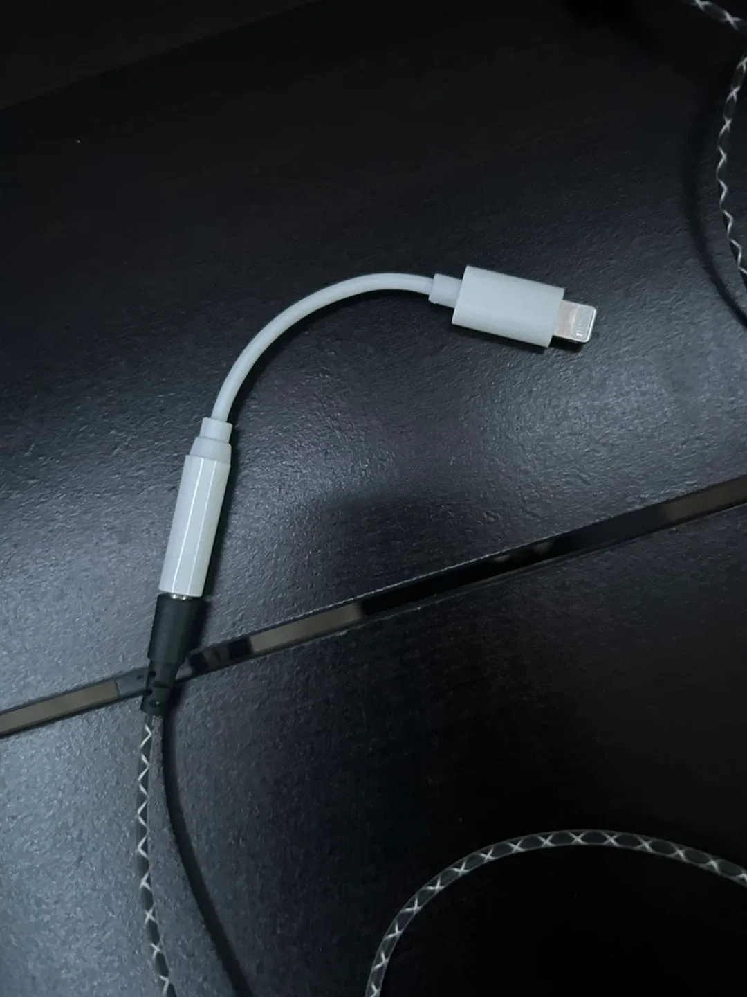 Apple Lightning to 3.5 mm Headphone Jack Adapter image indicator(2)