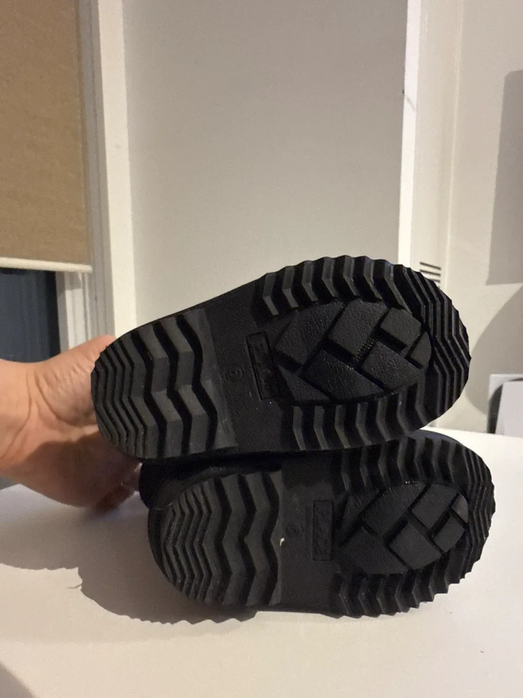 Black Snow Boots Size 6 image indicator(4)