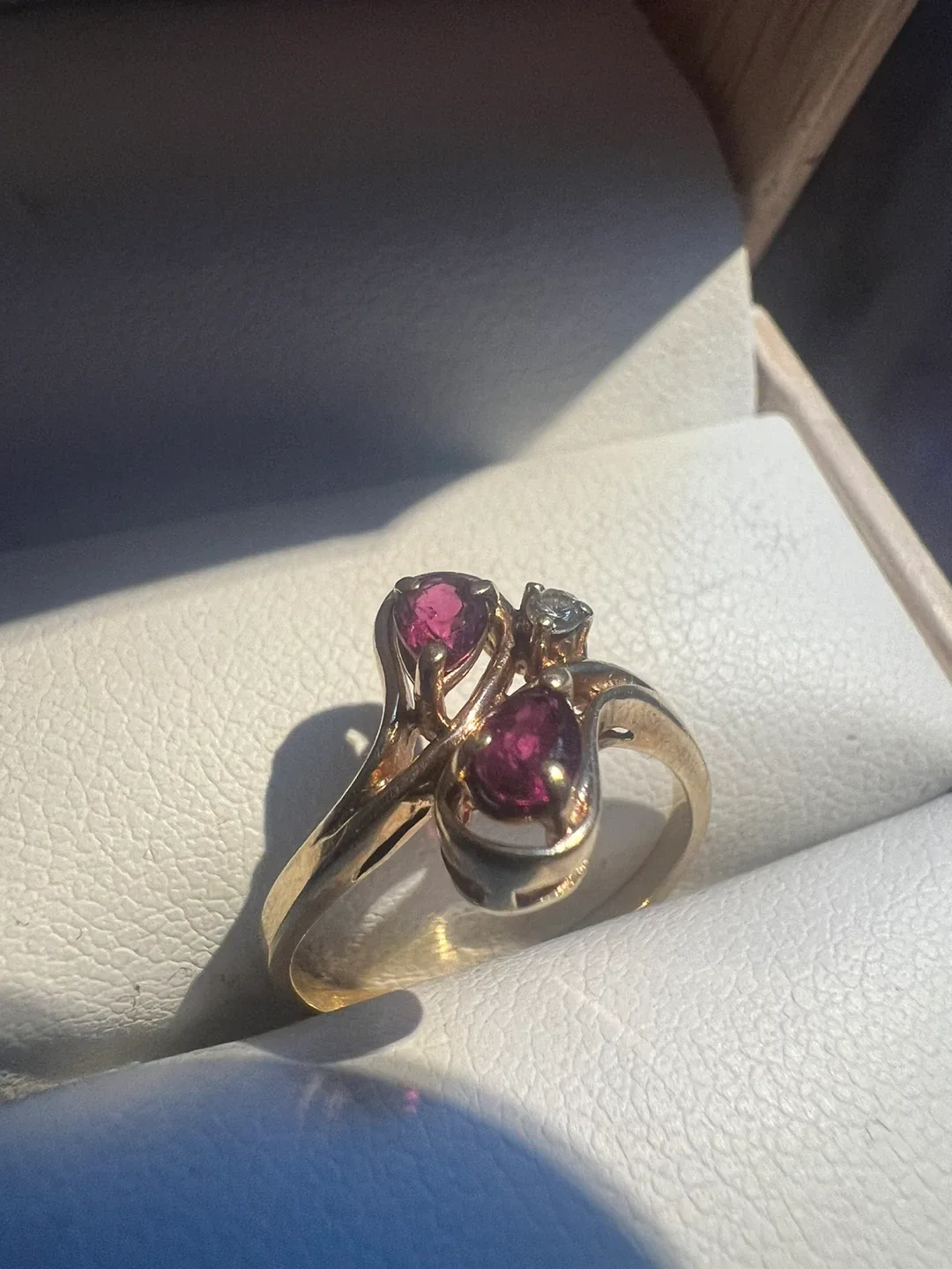 10 k Vintage Gold Ring with rubies and 1 diamond
