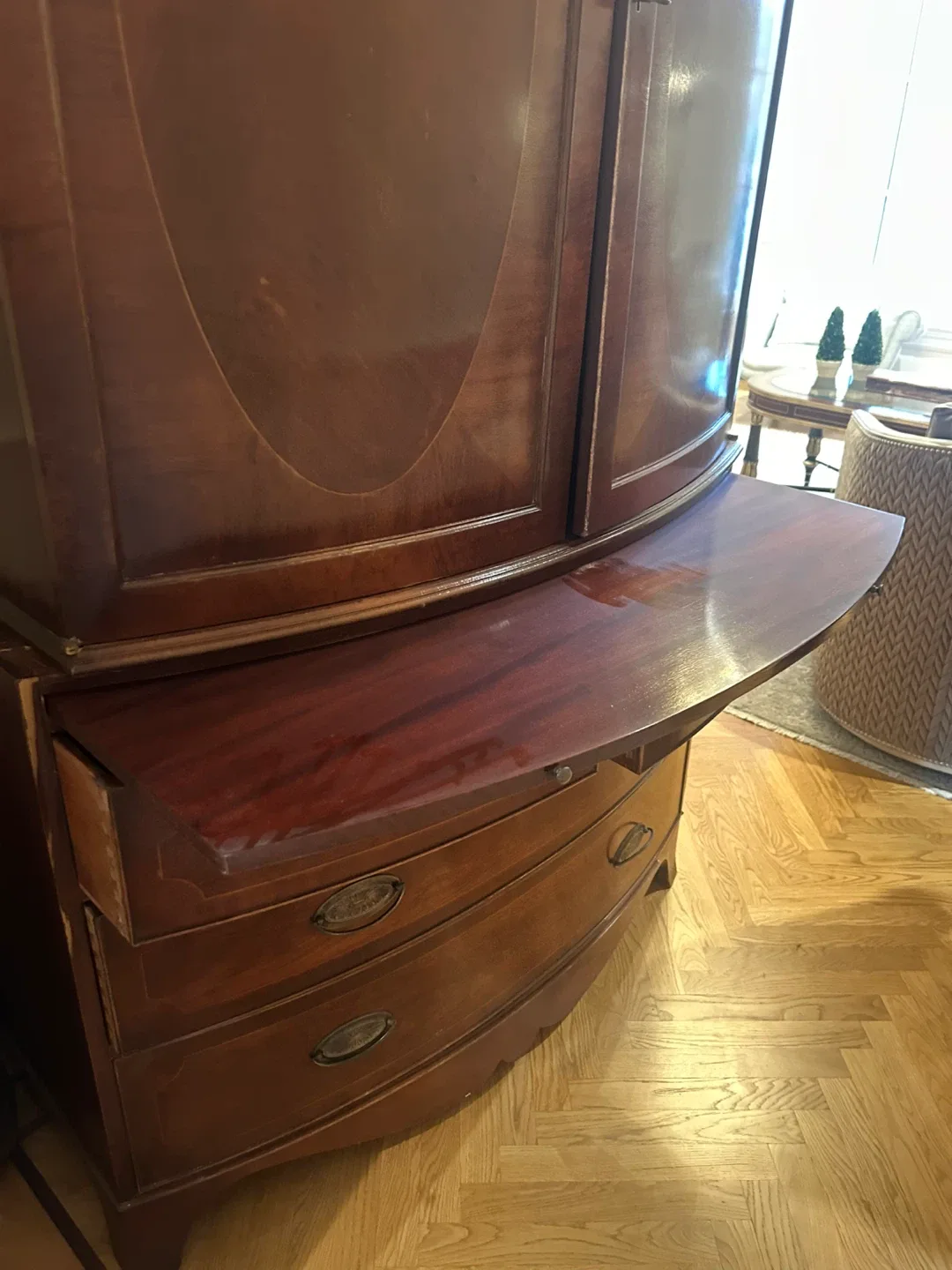 George III Mahogany Bowfront Antique Linen Press/Armoire/Dresser image indicator(6)