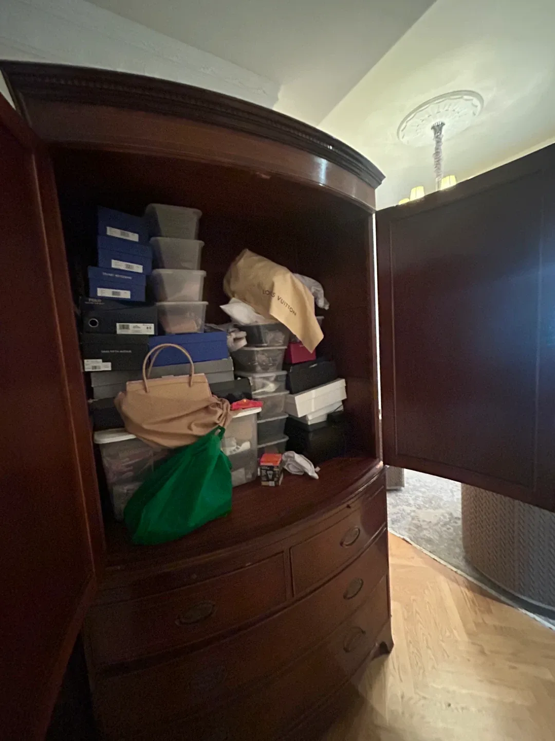 George III Mahogany Bowfront Antique Linen Press/Armoire/Dresser image indicator(3)