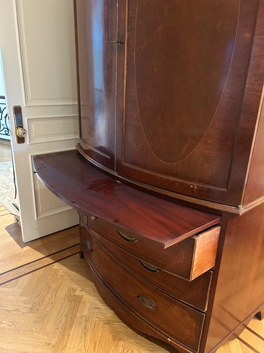 George III Mahogany Bowfront Antique Linen Press/Armoire/Dresser image indicator(7)