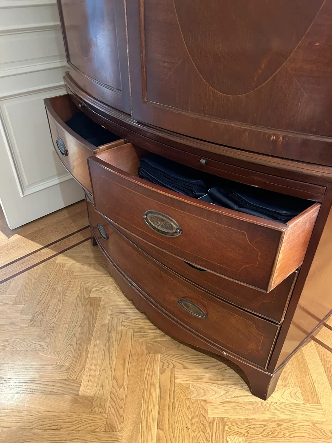 George III Mahogany Bowfront Antique Linen Press/Armoire/Dresser image indicator(8)