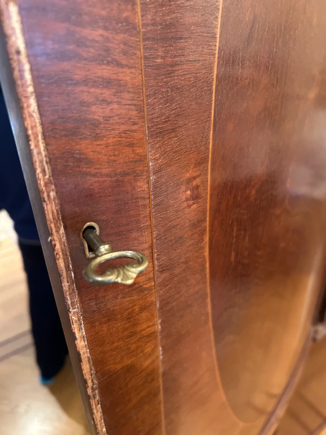 George III Mahogany Bowfront Antique Linen Press/Armoire/Dresser image indicator(10)