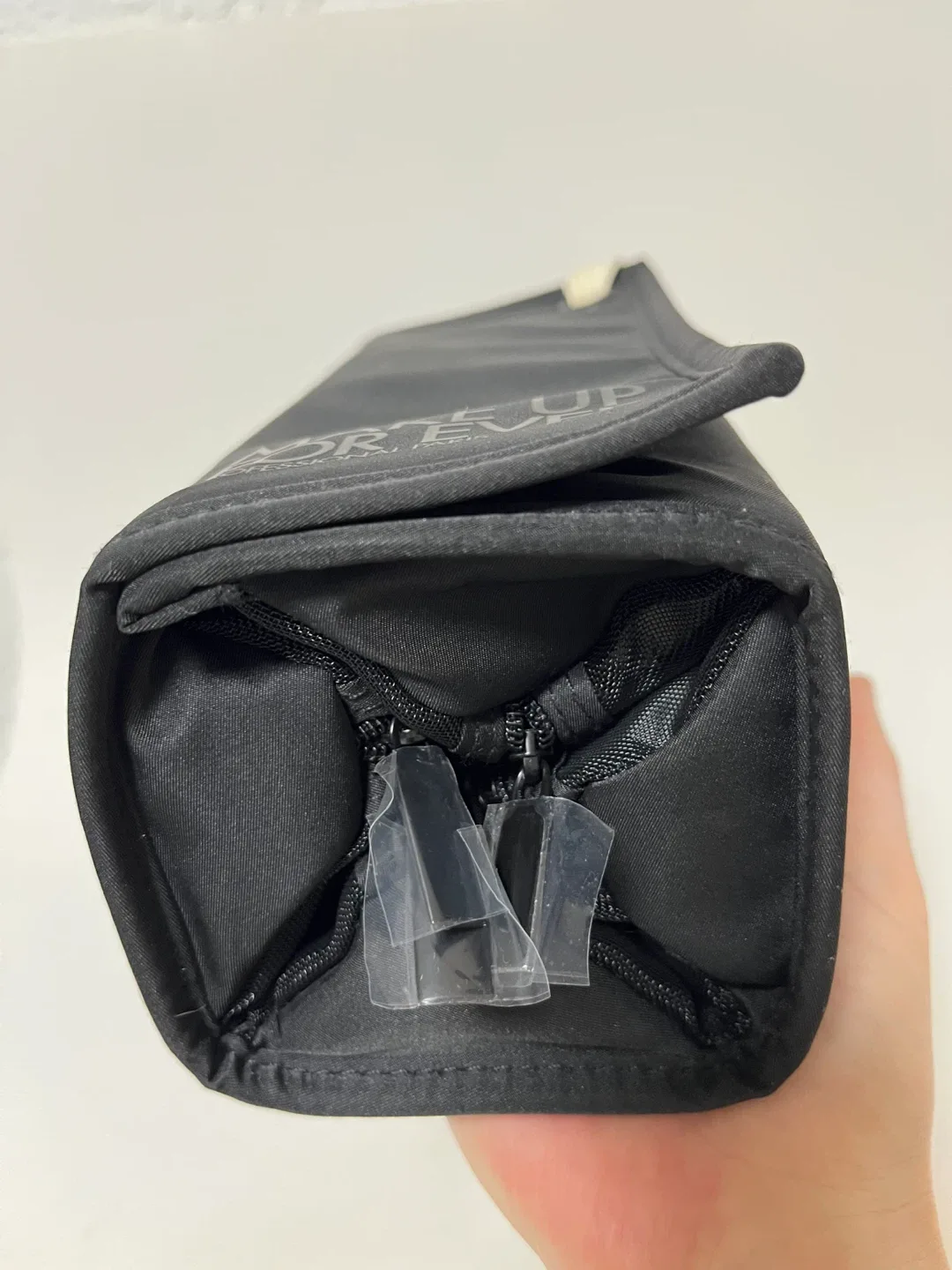 MAKE UP FOR EVER 4-in-1 foldable cosmetic bag image indicator(6)